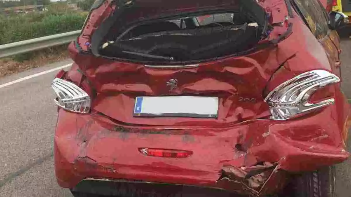 Imatge d'un automòbil sinistrat a l'AP-7, a Vila-seca, en un accident que ha causat una víctima mortal