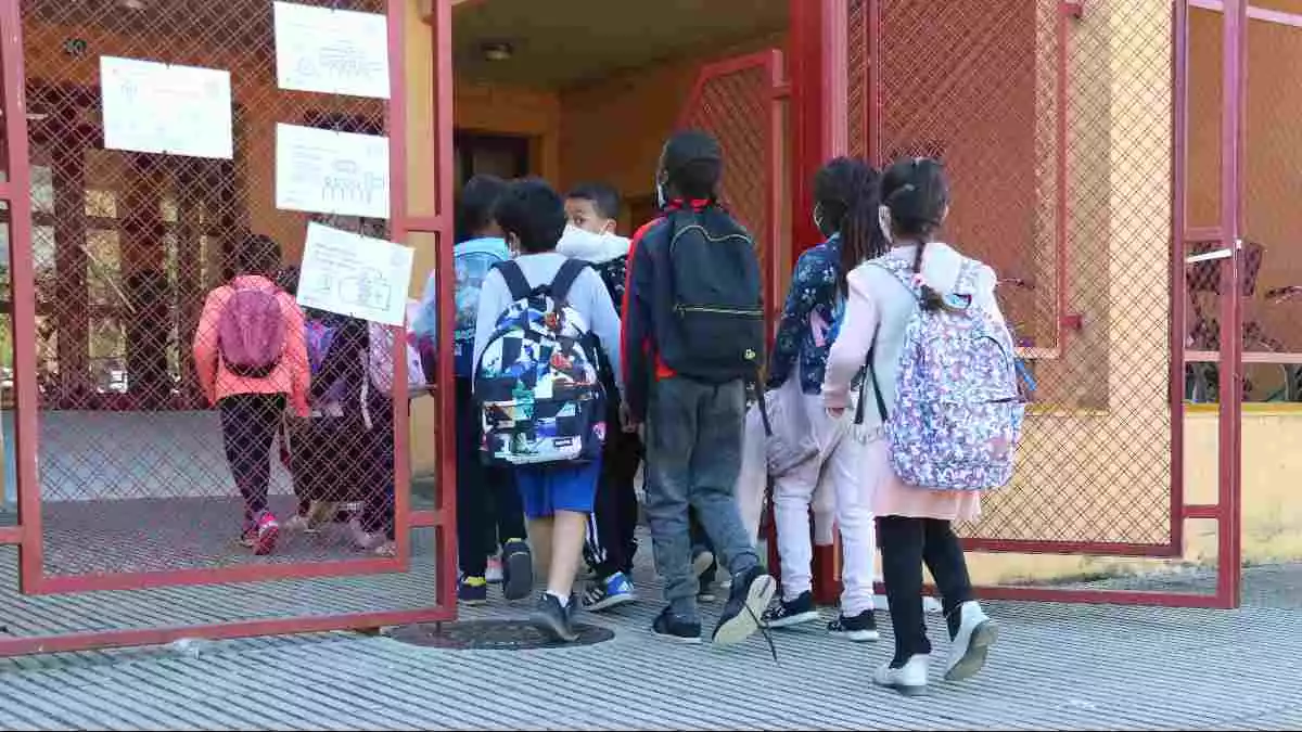 Imatge d'uns alumnes entrant a l'escola