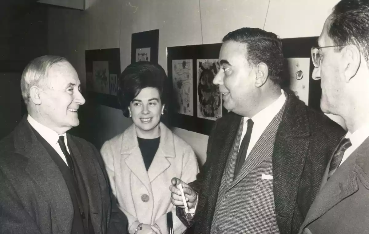 Joan Miró, a la dreta, amb Joan Perucho i altres personalitats.