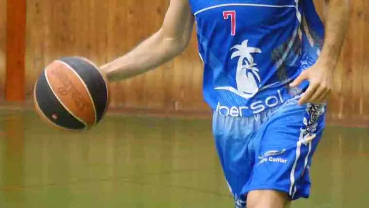 Jugador de bàsquet en acció