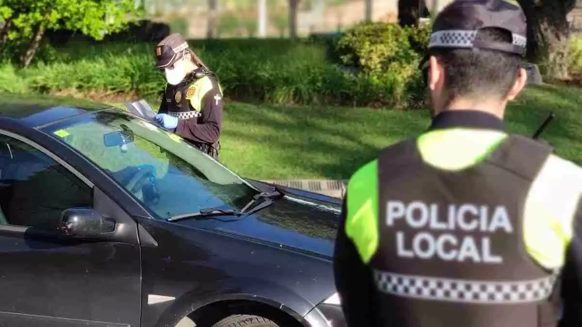 La Policia Local de Cambrils realitzant un control de trànsit