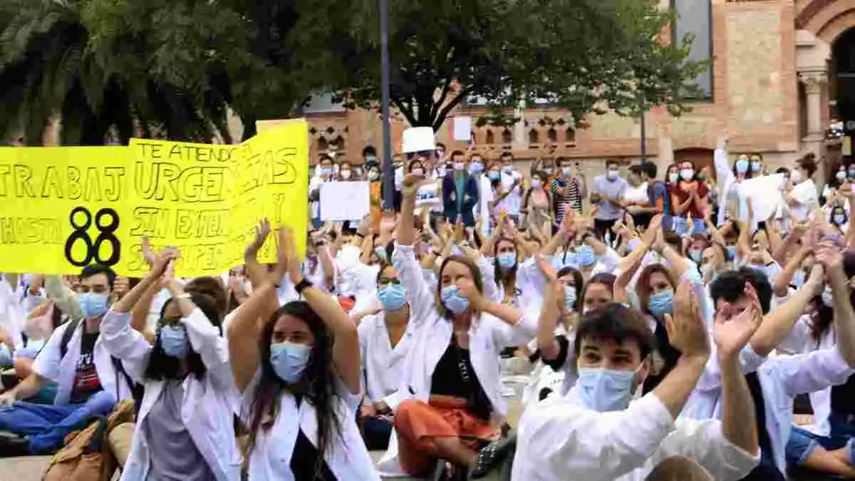 Metges interns residents (MIR) protestant davant del Departament de Salut el 21 d'octubre de 2020