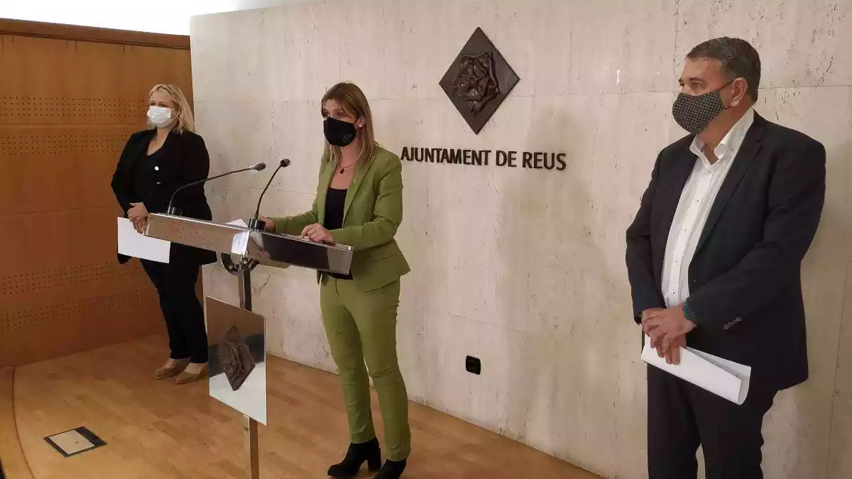 Montserrat Caelles, Noemí Llauradó i Carles Prats a la sala de premsa de l'Ajuntament de Reus