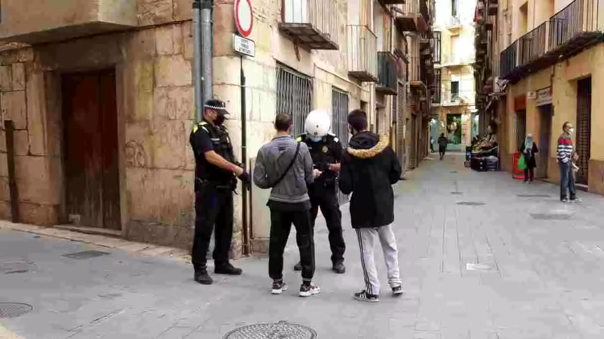 Pla general d'agents de la Policia Local de Tortosa tramitant denúncies per l'incompliment de les mesures per aturar la covid-19.