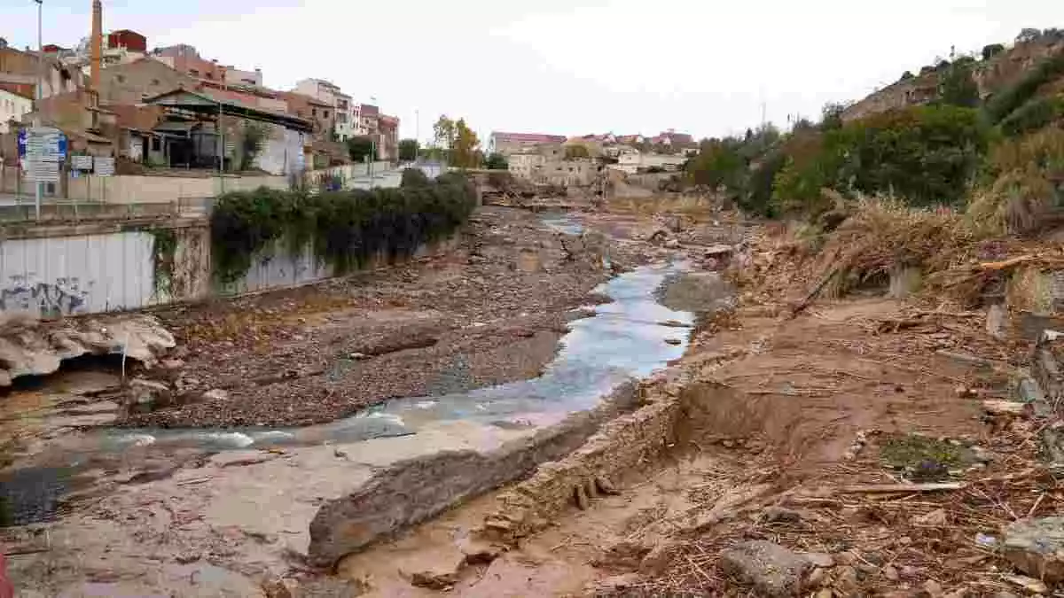 Pla general del riu Francolí al seu pas per l'Espluga de Francolí i de les destrosses a la llera, dies després dels aiguats del 22 d'octubre