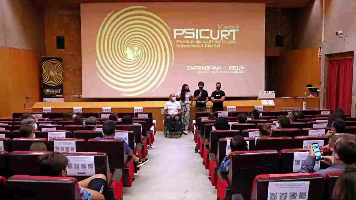 Pla general dels directors i actor dels curtmetratges projectats al Psicurt i del coordinador del festival, minuts abans de la seva projecció a l'Antiga Audiència de Tarragona