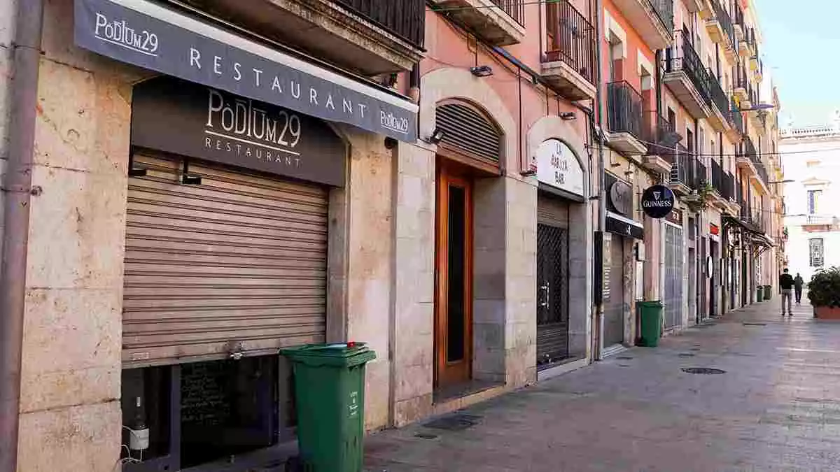 Pla general dels restaurants tancats de la plaça de la Font en el primer dia de restriccions