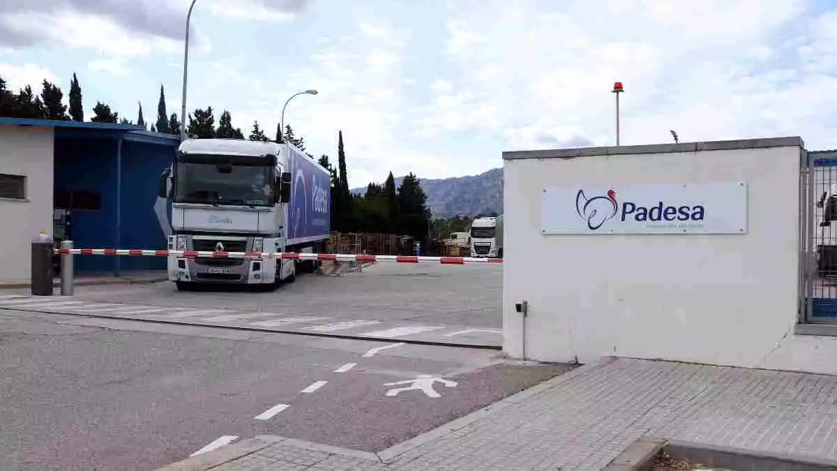 Pla general d'un camió de l'empresa Padesa afectada per un brot de coronavirus a Roquetes