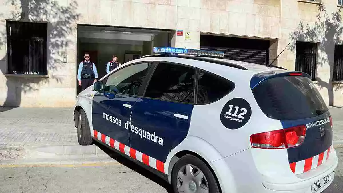 Pla general d'un vehicle dels Mossos d'Esquadra sortint dels jutjats de Tarragona