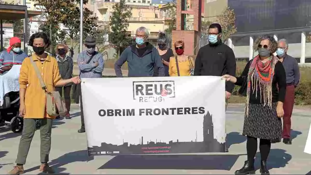 Pla obert de les persones que s'han concentrat a Reus, amb una pancarta reivindicativa, per demanar millores en el procés d'empadronament.
