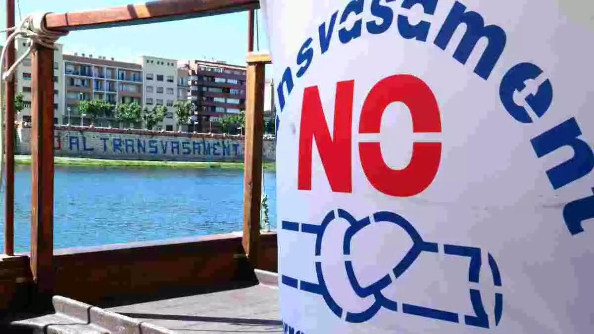 Primer pla de la bandera antitransavasament de la PDE al vaixell Lo Sirgador del riu Ebre. Imatge del 29 de maig del 2019