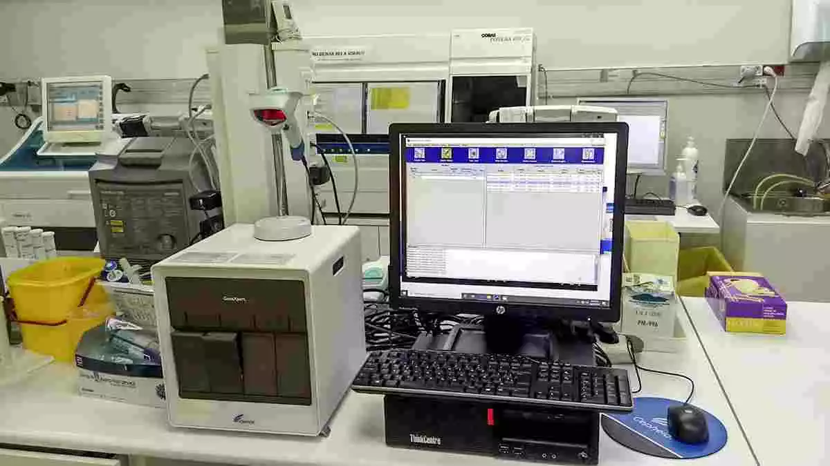 Primer pla dels nous sistemes de detecció de la covid-19 que s'han posant en funcionament a la Clínica Terres de l'Ebre de Tortosa.