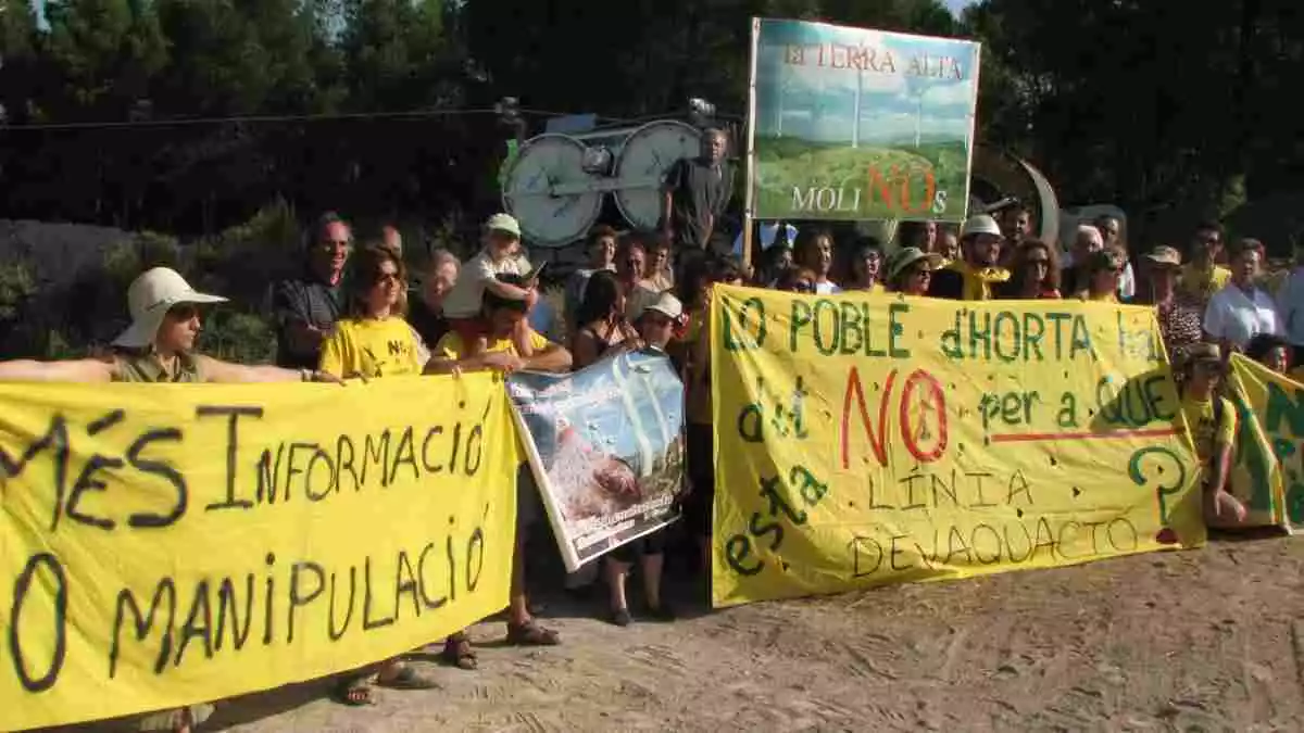 Protesta de la Plataforma en Defensa de la Terra Alta protesten en contra de la construcció de la línia elèctrica dels Pesells