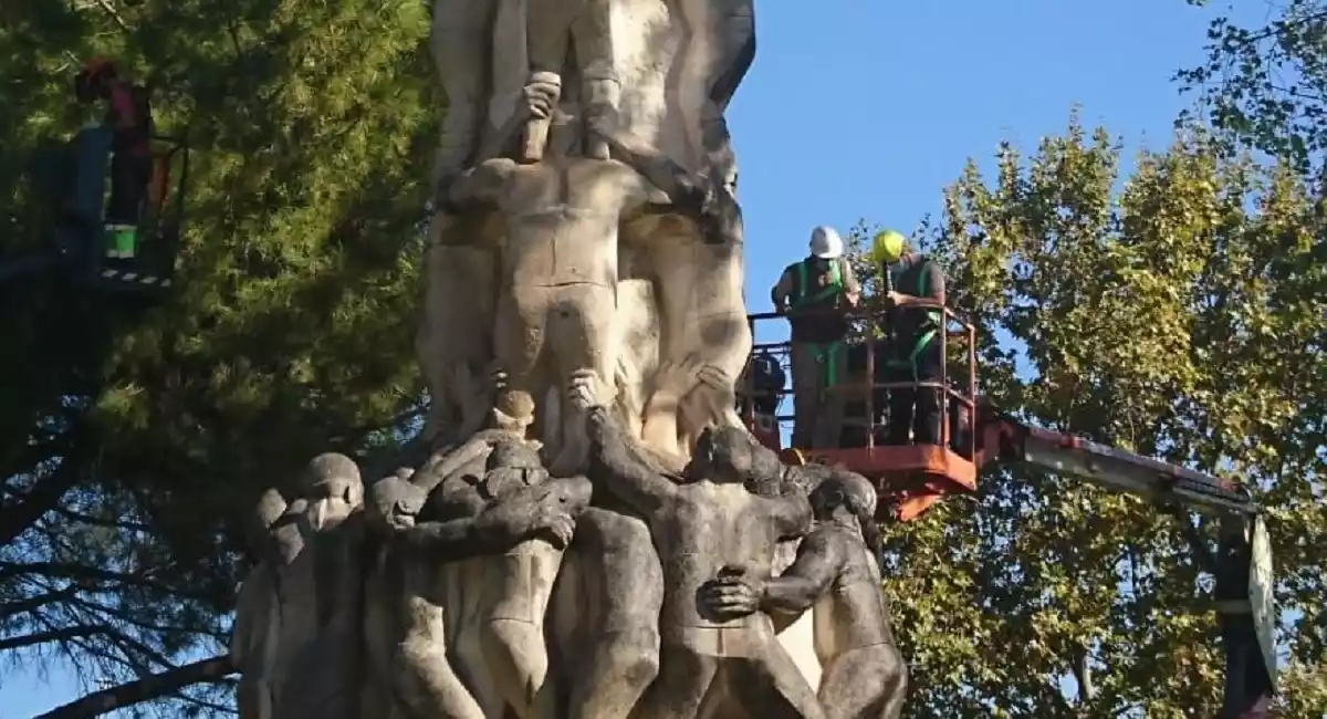 Treballs de restauració del Monument dels Castellers del Vendrell.