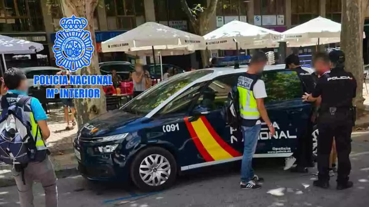 Un vehicle i agents de la policia espanyola, detenint el propietari d'un 'kebab' al passeig de l'Estació de Valls