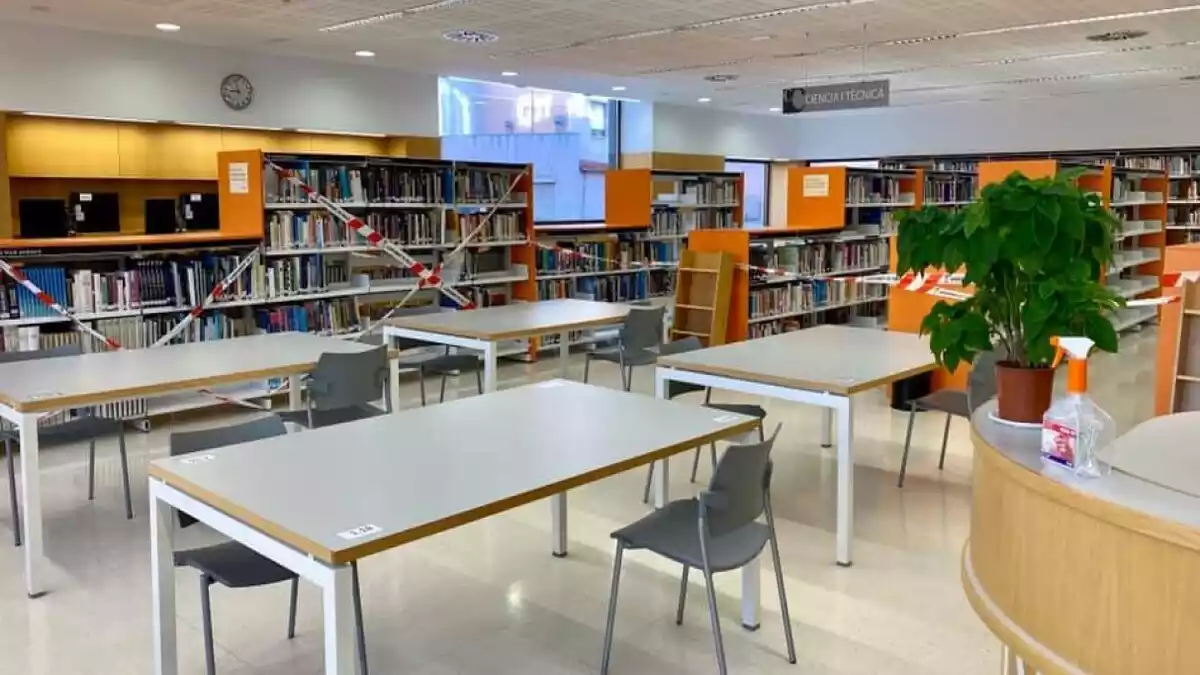Una sala de la biblioteca de Valls