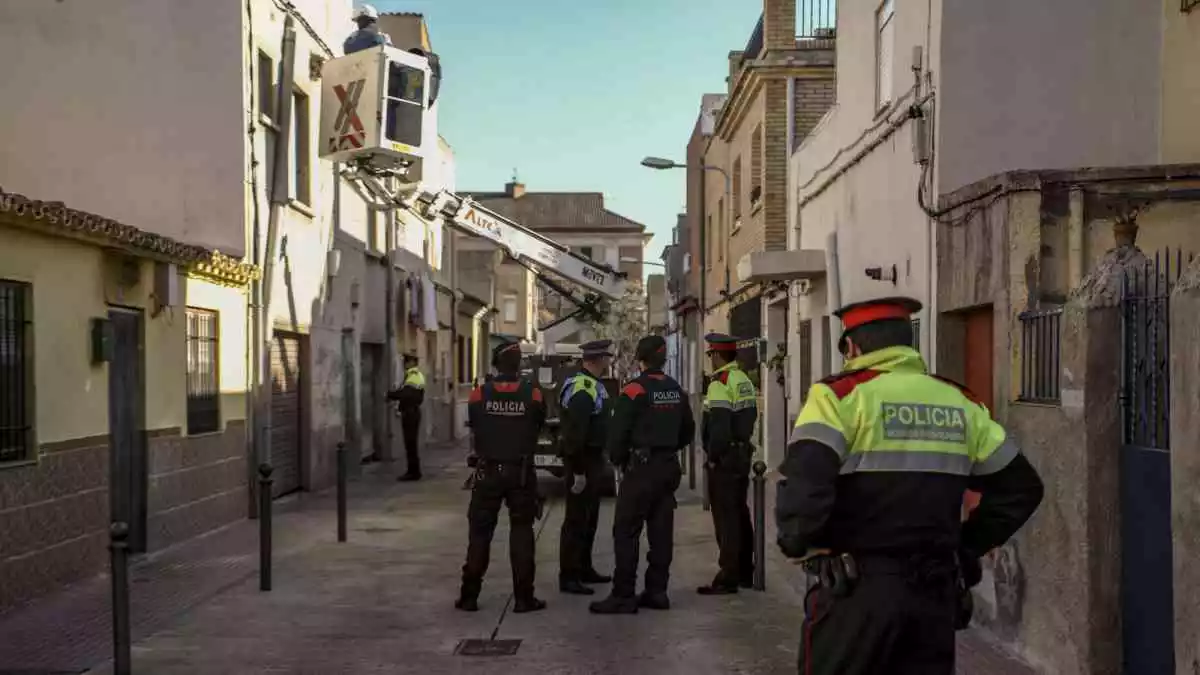 Agents dels Mossos d'Esquadra i tècnics d'Endesa en un carrer del barri Sant Josep Obrer de Reus
