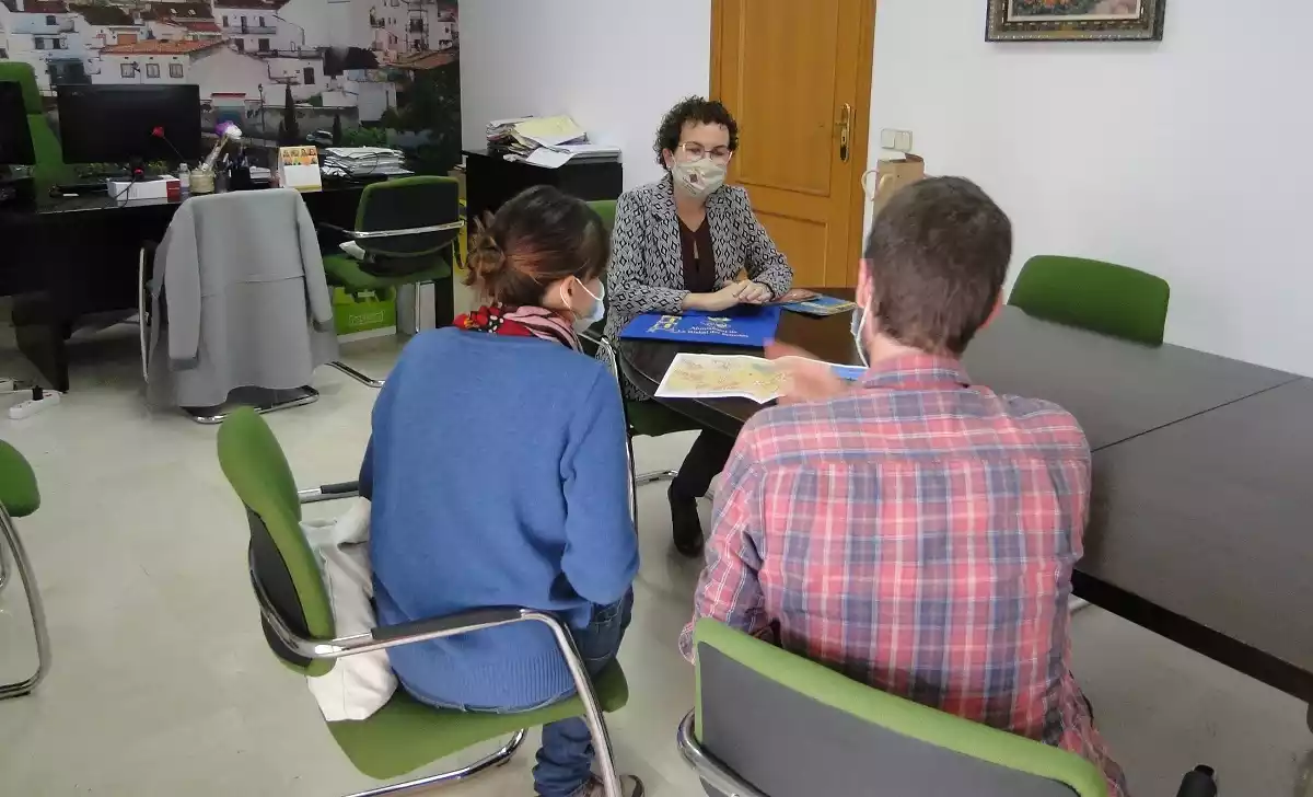 Agnès Ferré rep els nous empadronats al seu despatx.