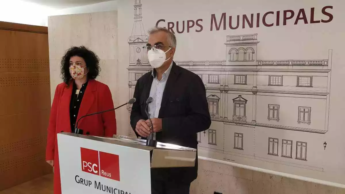 Ana Isabel Martínez i Andreu Martín a la sala de premsa de l'Ajuntament de Reus