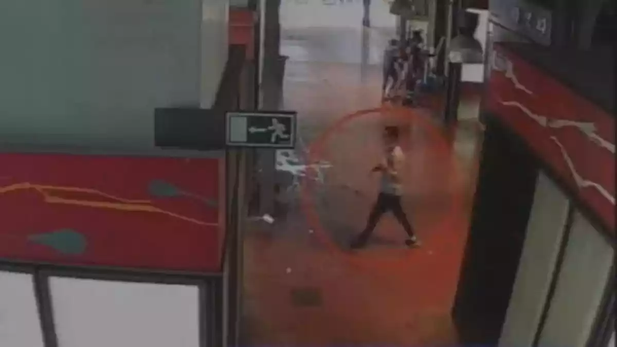 Captura de pantalla d'un vídeo d'una càmera de seguretat de la Boqueria en què es veu a en Younes Abouyaaqoub fugint després de l'atropellament a la Rambla