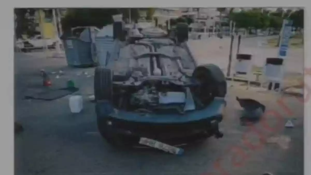 Captura de pantalla d'una fotografia dels Mossos de l'Audi A3 bolcat que els cinc terroristes van utilitzar a Cambrils que s'ha projectat al judici del 17-A el 24 de novembre del 2020.