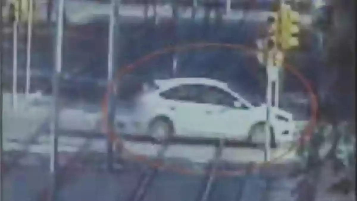 Captura de pantalla en què es veu el cotxe en què en Younes Abouyaaqoub va fugir després de l'atropellament a la Rambla i després d'assassinar el propietari.