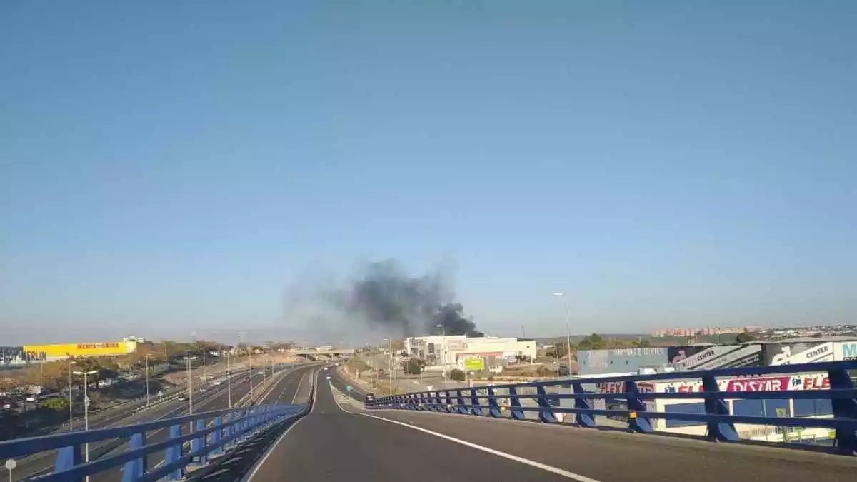 Columna de fum negre per l'incendi d'un vehicle a Tarragona