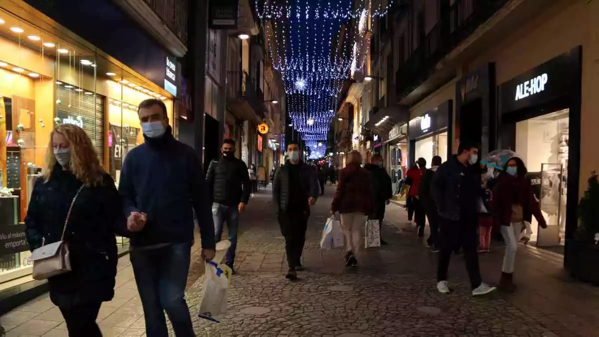 Compradors i ciutadans en un dels carrers comercials del centre de Reus en el primer dissabte de la campanya de Nadal