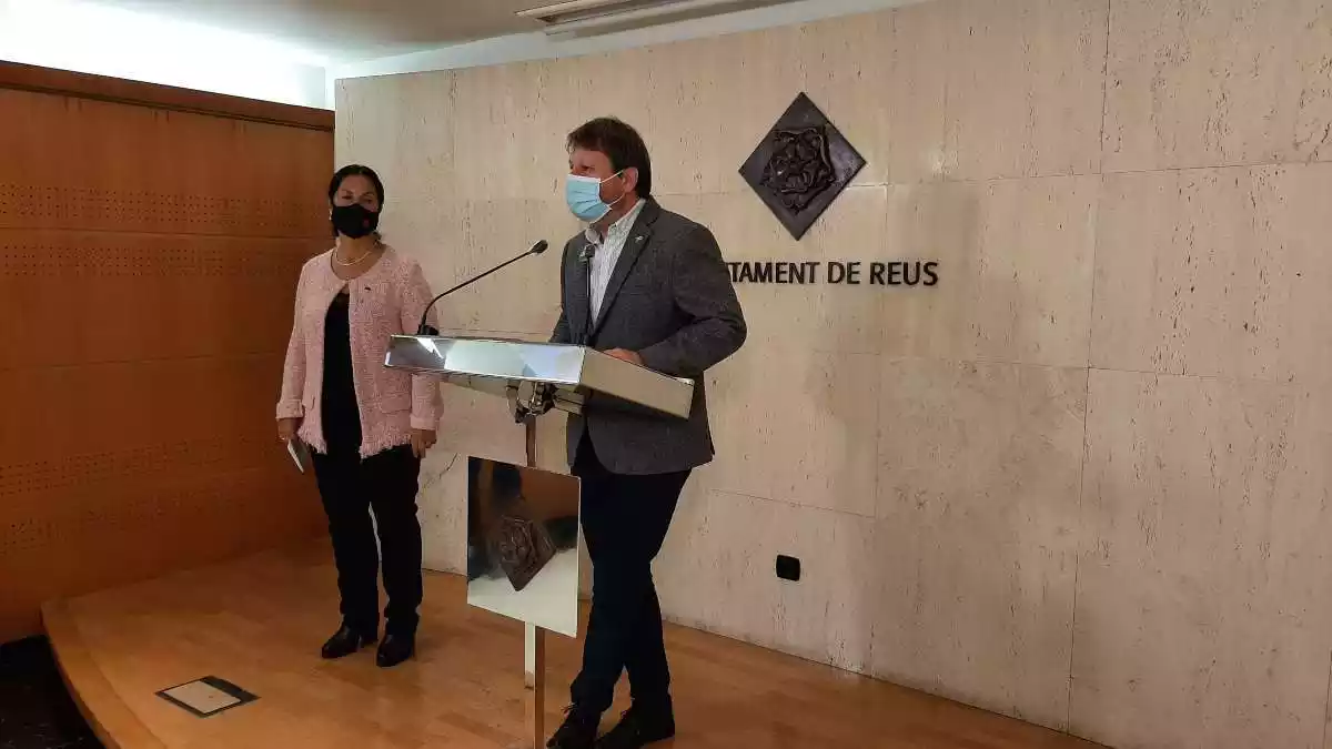 Cori Camps i Òscar Subirats a la tarima de la sala de premsa de l'Ajuntament de Reus