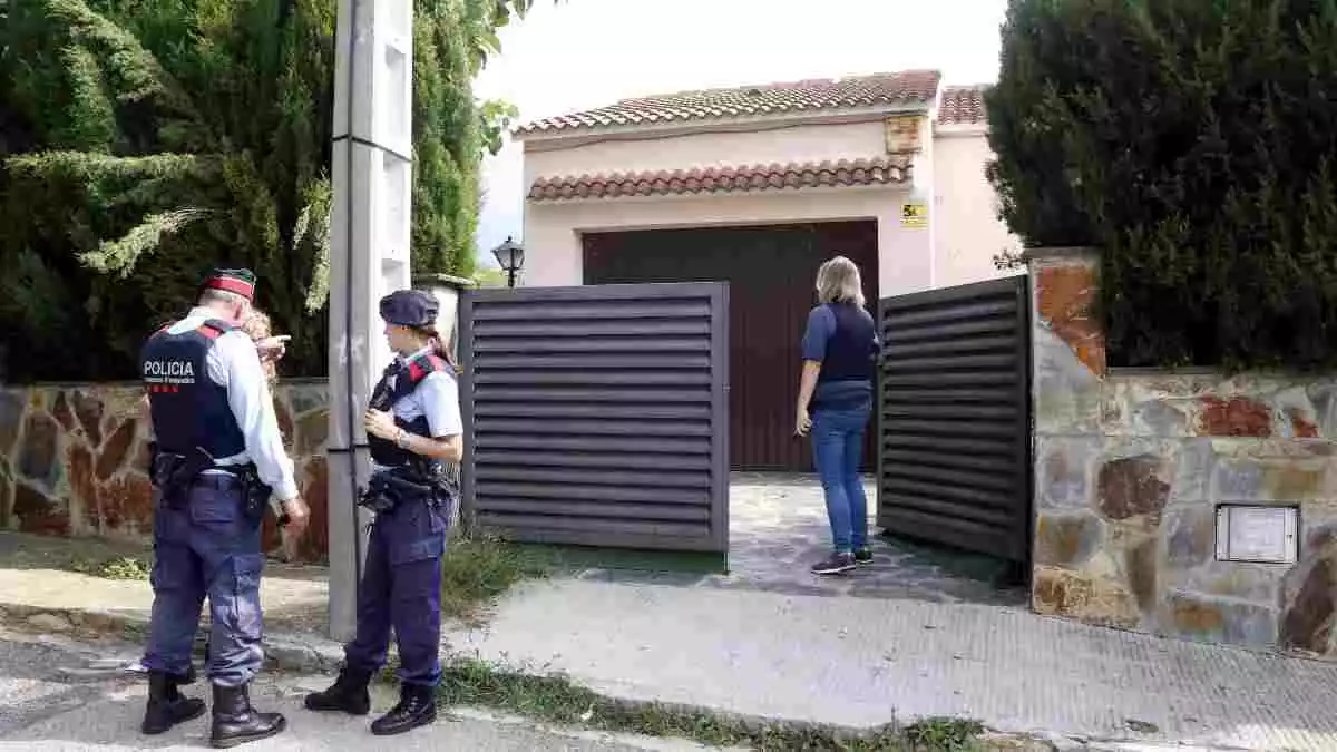 Diversos agents dels Mossos d'Esquadra davant la casa del Vendrell on s'ha produït un homicidi