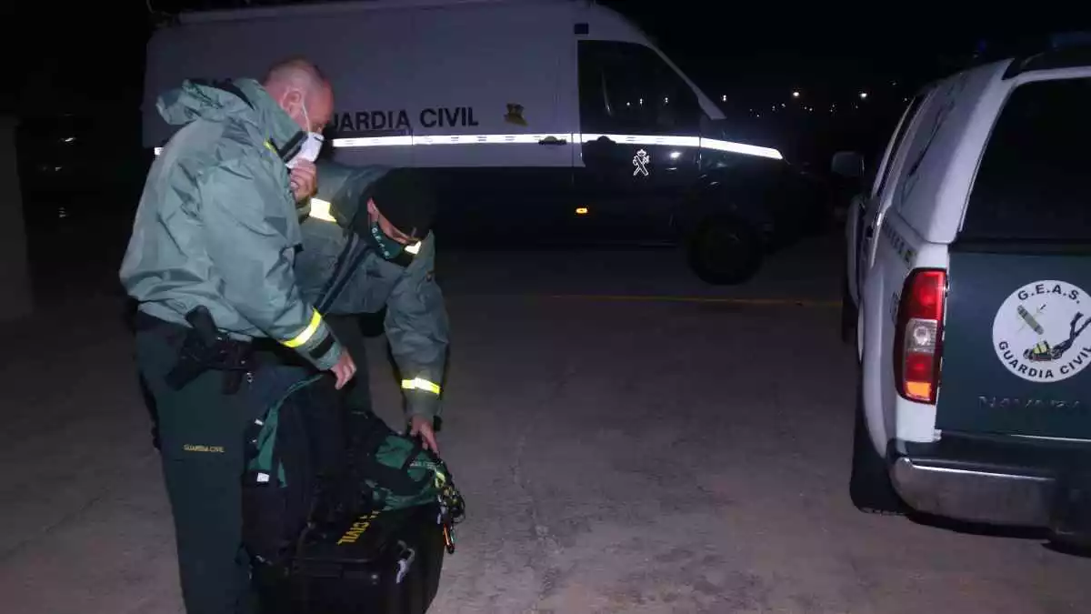Dos agents del GEAS de la Guàrdia Civil recollint el material emprat en el rescat submarí al port Sant Carles Marina