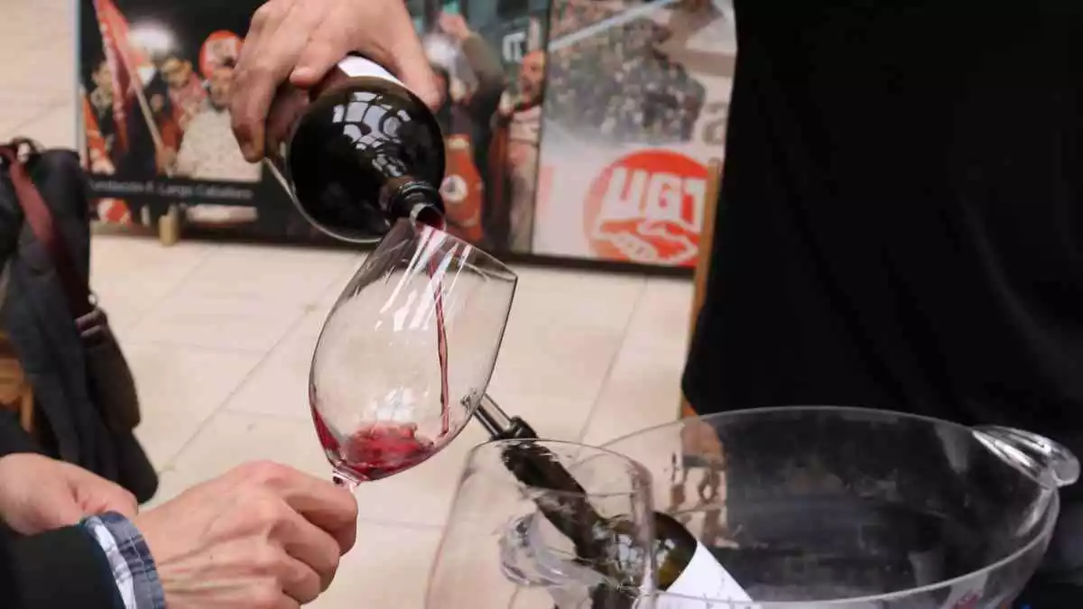Dues copes on se serveix un vi negre del celler Frisach de Corbera d'Ebre durant la jornada professional de la DO Terra Alta