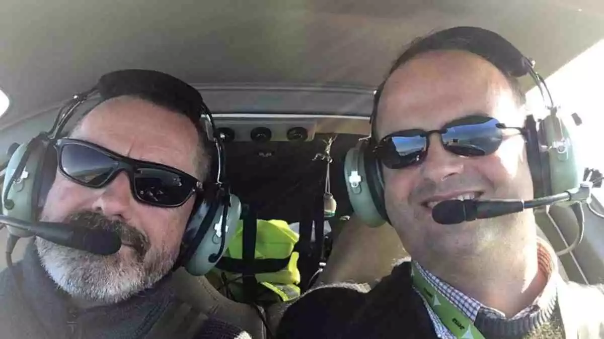 Eusebi Campdepadrós i Marc Francesch, durant un vol en avioneta