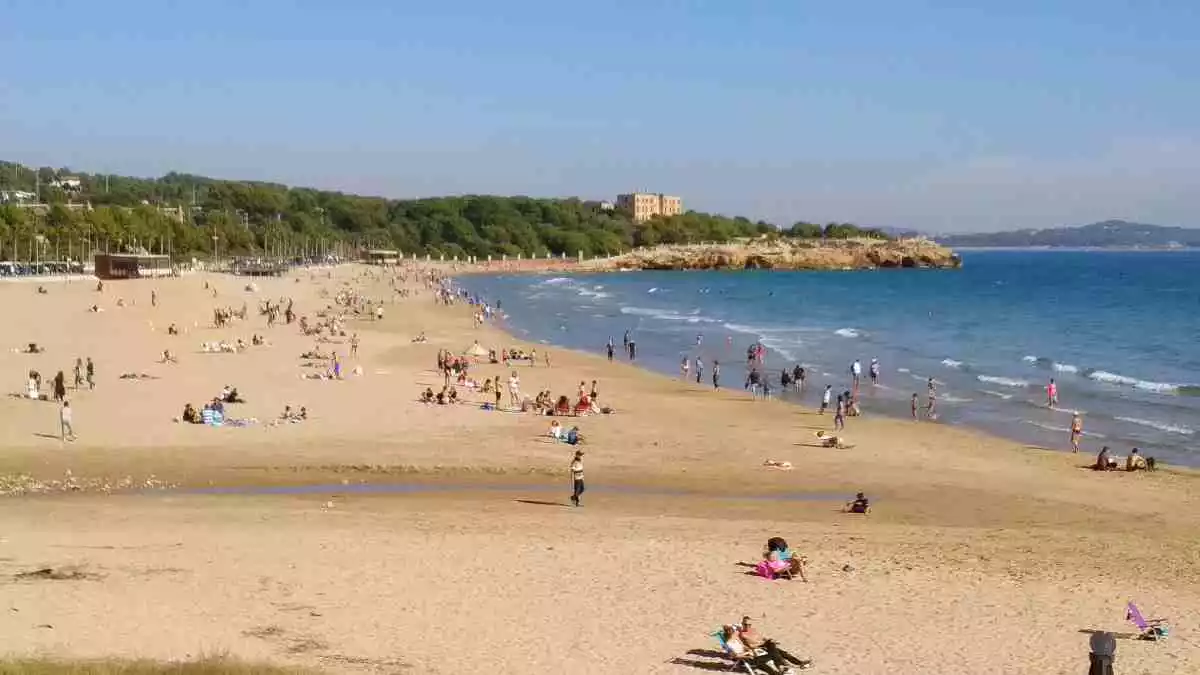 Imatge de la platja de l'Arrabassada de Tarragona amb molta afluència de ciutadans, el primer diumenge de confinament municipal