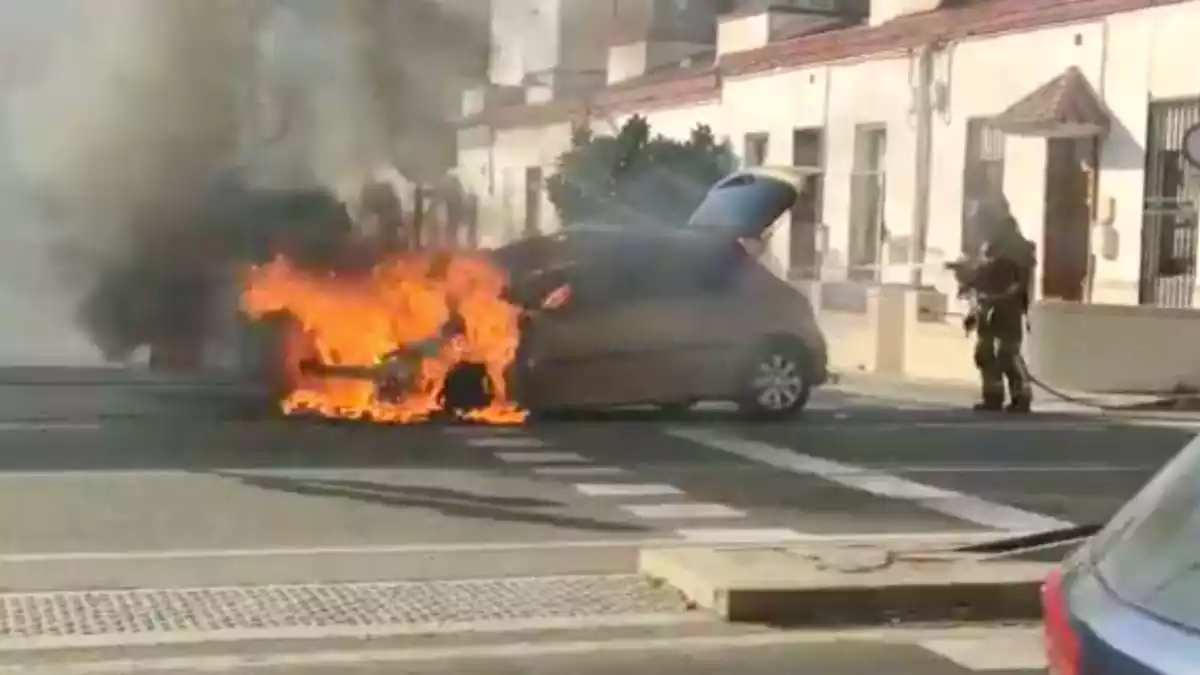 Imatge del cotxe incendiant-se a l'avinguda d'Andorra de Tarragona