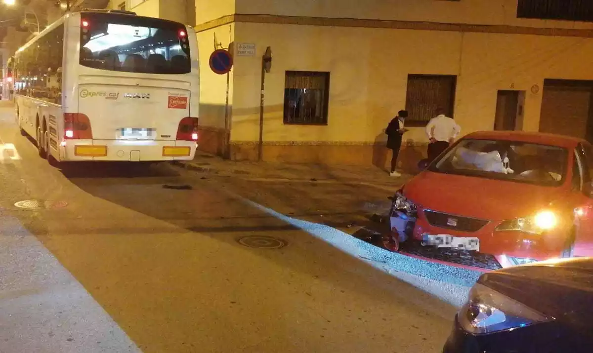 Imatge del turisme que va topar contra l'autobús aquest dilluns, 2 de novembre, al centre de Torredembarra