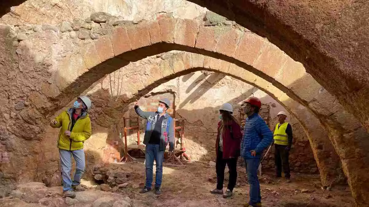 Imatge dels tècnics revisant la Granja dels Frares del Morell, que ha començat la rehabilitació