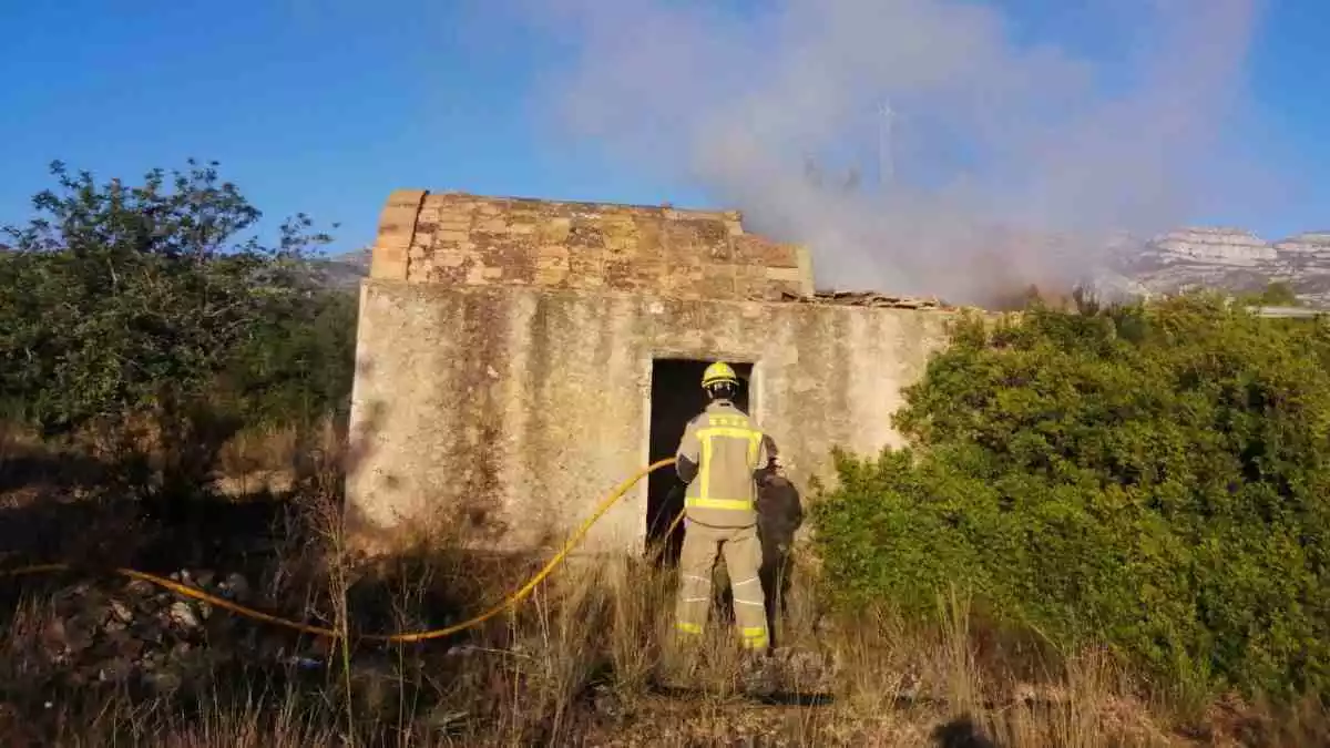 Imatge d'un bomber extingint l'incendi a Amposta