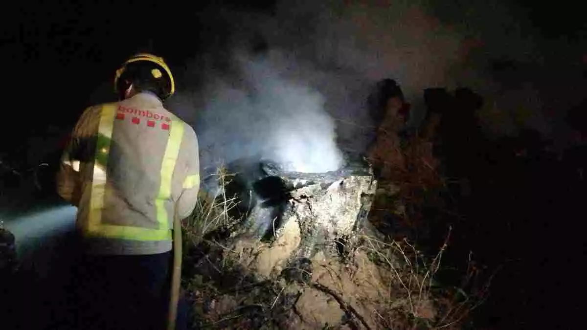 Imatge d'un bomber extingint l'incendi a Gandesa