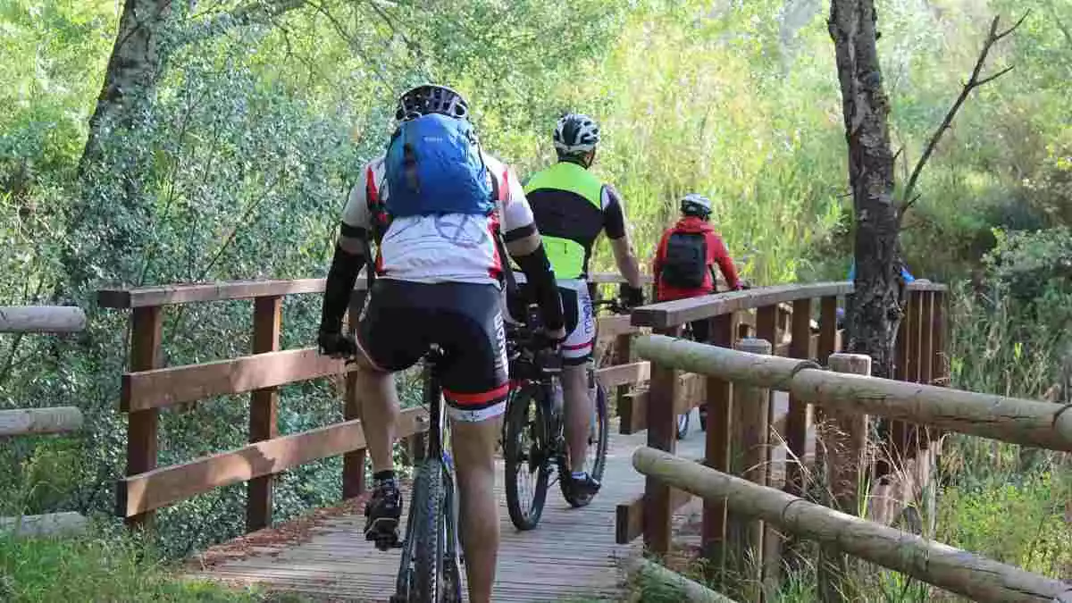 Imatge d'uns ciclistes fent la ruta GR99 a la Ribera d'Ebre