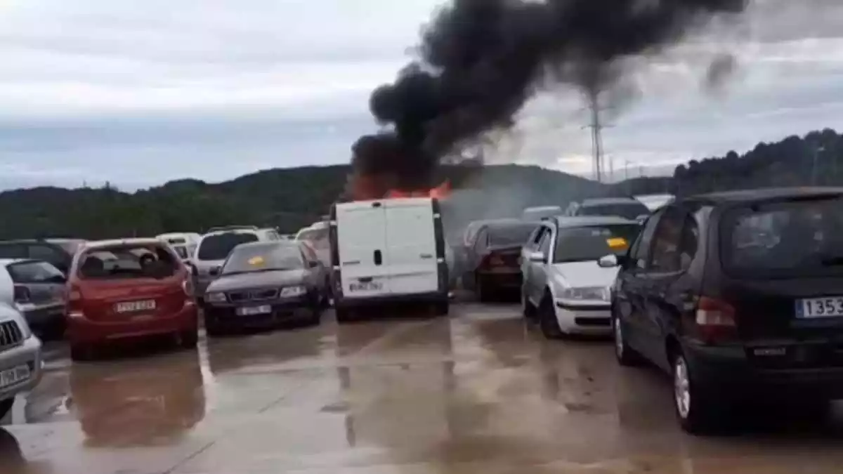 Incendi d'una furgoneta en el dipòsit municipal de Calafell
