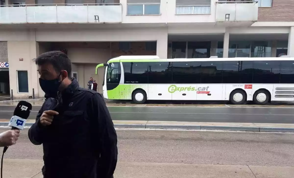 Jaume Casañas, al davant d'un bus exprés al Vendrell.