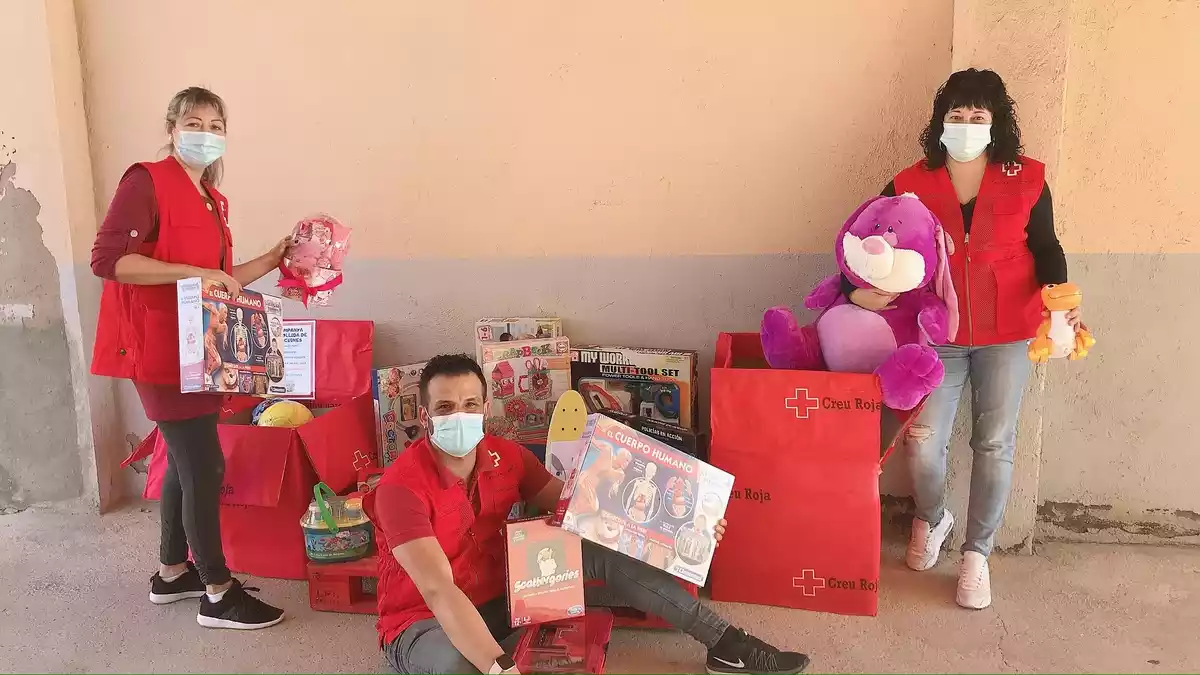 La Creu Roja amb joguines donades pels infants en situació de vulnerabilitat