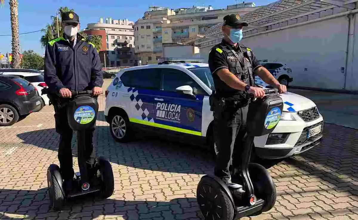 La policia del Vendrell, provant diversos 'segway'.