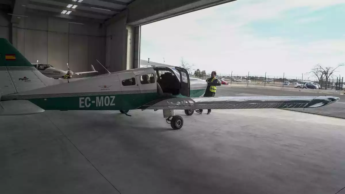 Marc Francesch a l'Aerclub de Reus amb una avioneta