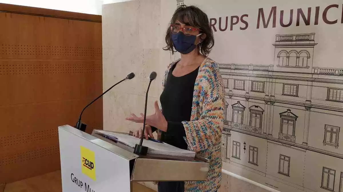 Marta Llorens al faristol de la sala de premsa de l'Ajuntament de Reus