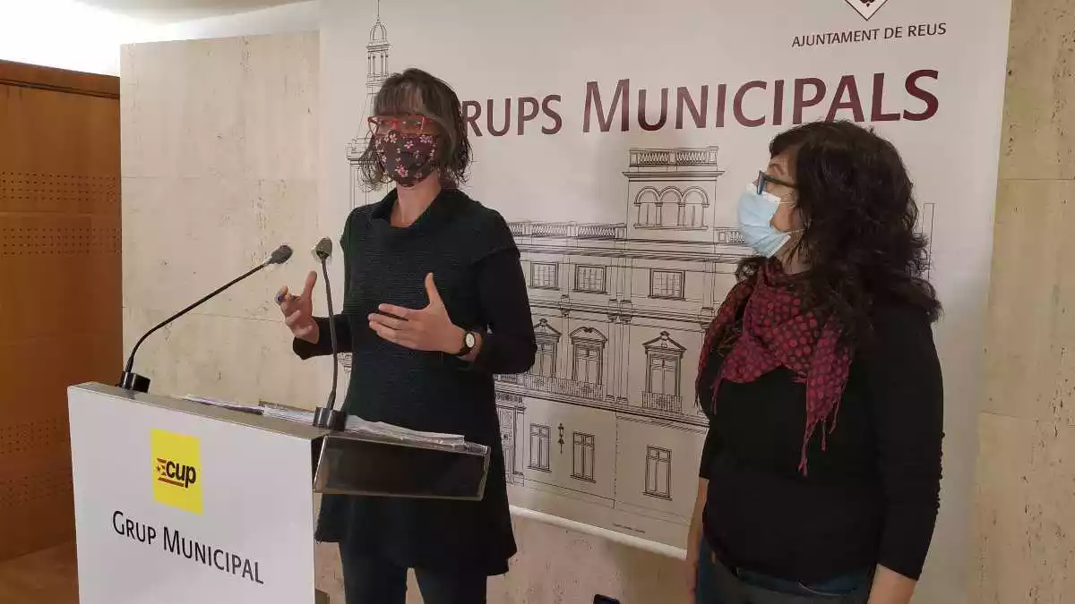 Marta Llorens i Mònica Pàmies al faristol de la sala de premsa de l'Ajuntament de Reus