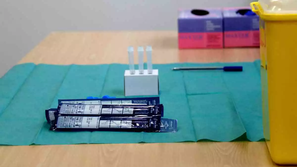 Material per fer tests d'antígens (TA) a pacients en un espai habilitat.