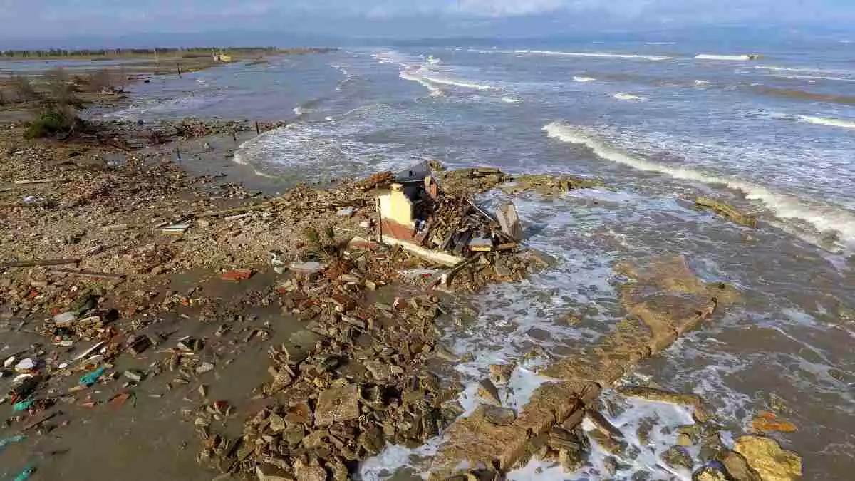 Pla aeri d'una construcció derruïda pel temporal a la platja de la bassa de l'Arena, al delta de l'Ebre