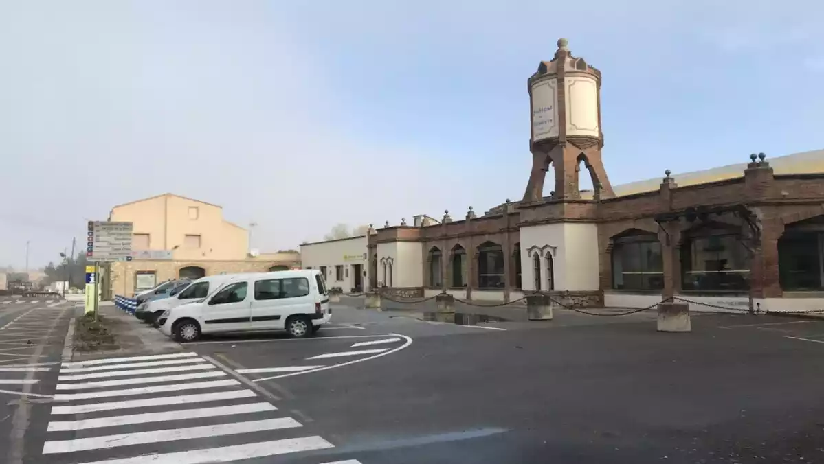 Pla de l'aparcament i la façana del Sindicat de Vinyaters de Montblanc